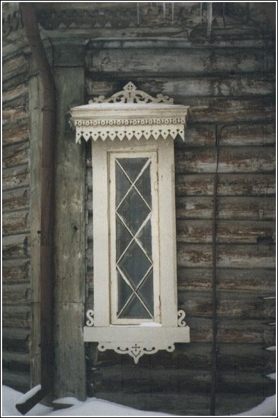 Окно в алтарной части храма.