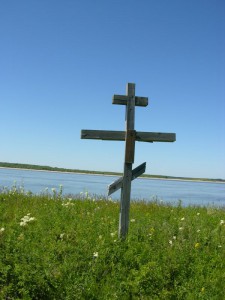 Памятный крест на острове Назинском
