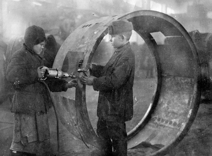 Дети-рабочие на Новосибирском прожекторном заводе (впоследствии «Электроагрегат») во время войны