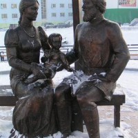 Памятник Семёну Дежнёву и его семье