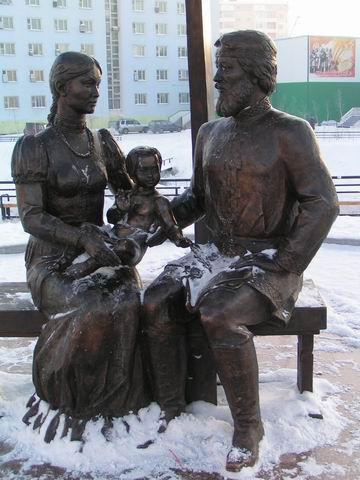 Дежнев якутск. Якутск памятник Дежнёву и Абакаяде. Памятник семёну Дежнёву в Якутске. Памятник Семенову Дежневу и Абакаяды.