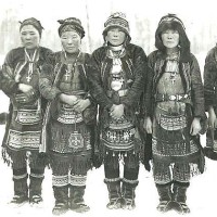 Группа эвенок в национальных костюмах