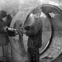 Дети-рабочие на Новосибирском прожекторном заводе (впоследствии «Электроагрегат») во время войны