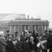 Политическая адаптация населения Сибири в XX веке: теоретико-методологические подходы и историографические результаты изучения Жители Новосибирска на первомайской демонстрации в начале 19070-х гг.