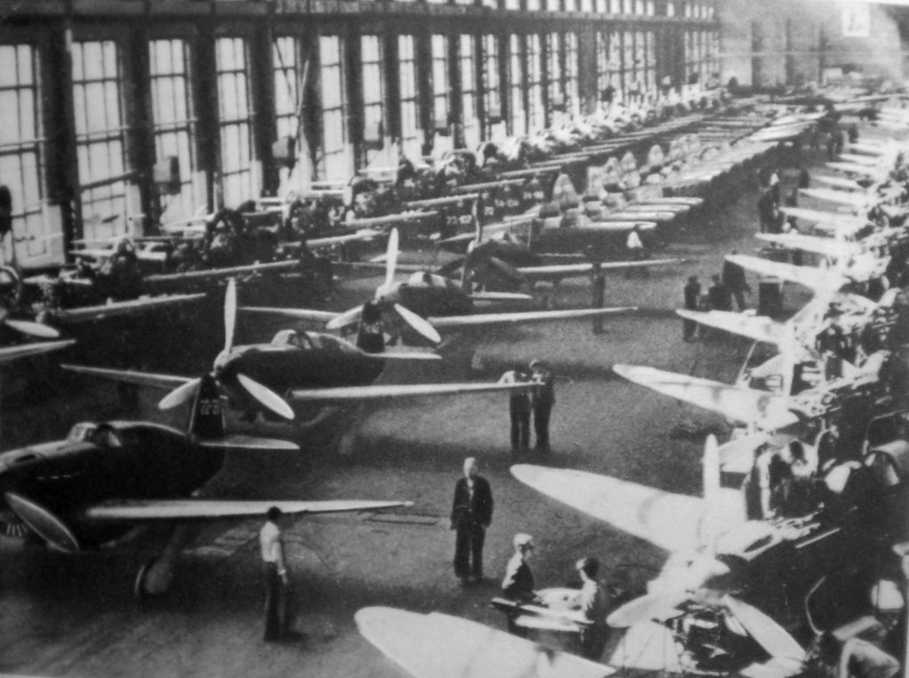 В цеху авиастроительного завода №153 (им. В.П. Чкалова) в годы Великой Отечественной войны