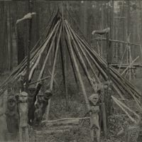 Фотография шаманского чума питских эвенков: из истории Пит-Городка Фотография шаманского чума эвенков на реке Большой Пит, 1929 год