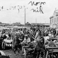 Новая базарная площадь, или Ярмарочная площадь возле Городского торгового корпуса, Новониколаевск, 1918–1920 гг.